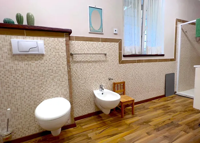 Lakefront With Private Garden And Parking Holiday home Dascio