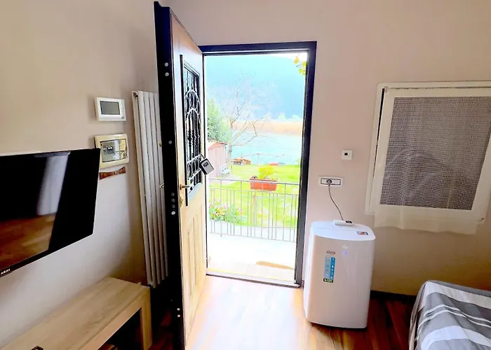 Lakefront With Private Garden And Parking *