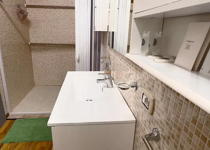 Lakefront With Private Garden And Parking Holiday home