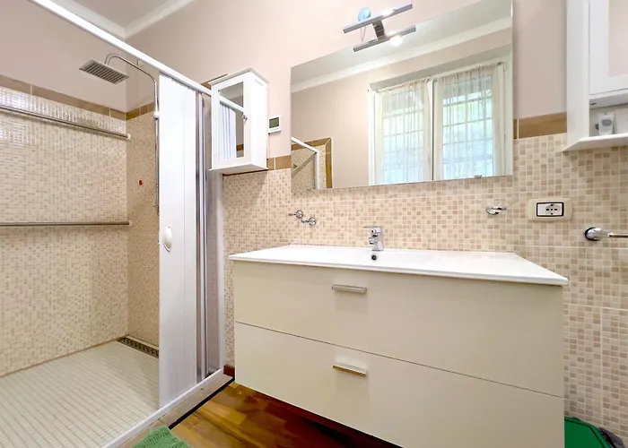 Lakefront With Private Garden And Parking Holiday home *