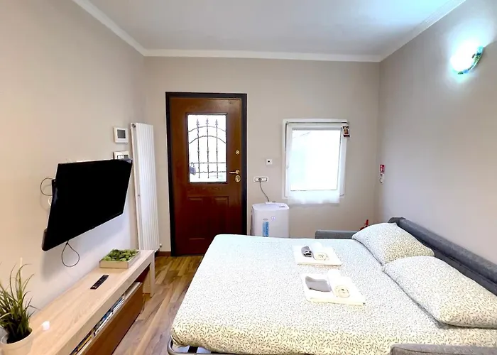 Lakefront With Private Garden And Parking Holiday home *