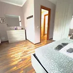 Дом отдыха Lakefront With Private Garden And Parking Dascio