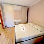 Дом отдыха Lakefront With Private Garden And Parking Dascio