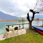 Lakefront With Private Garden And Parking Dascio
