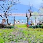 Дом отдыха Lakefront With Private Garden And Parking *