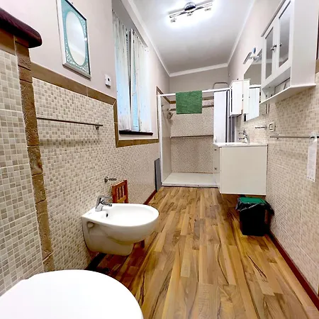 Lakefront With Private Garden And Parking