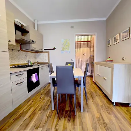 Lakefront With Private Garden And Parking Casa vacanze