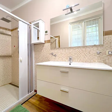 Lakefront With Private Garden And Parking Casa vacanze *