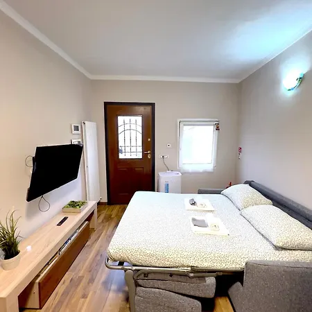 Lakefront With Private Garden And Parking 펜션 *