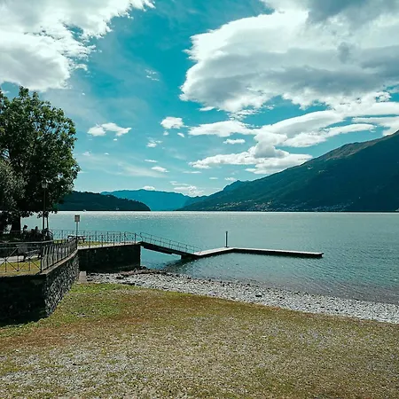 Lakefront With Private Garden And Parking Casa vacanze