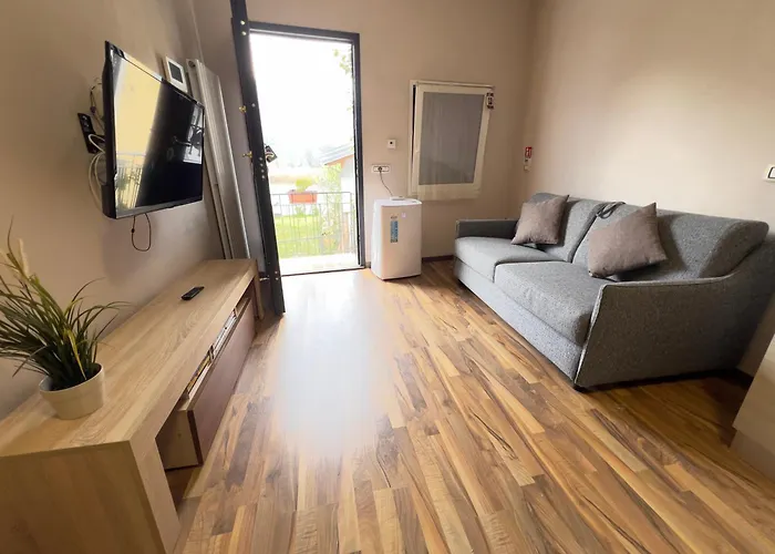 Lakefront With Private Garden And Parking Dascio