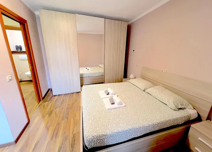 Дом отдыха Lakefront With Private Garden And Parking Dascio