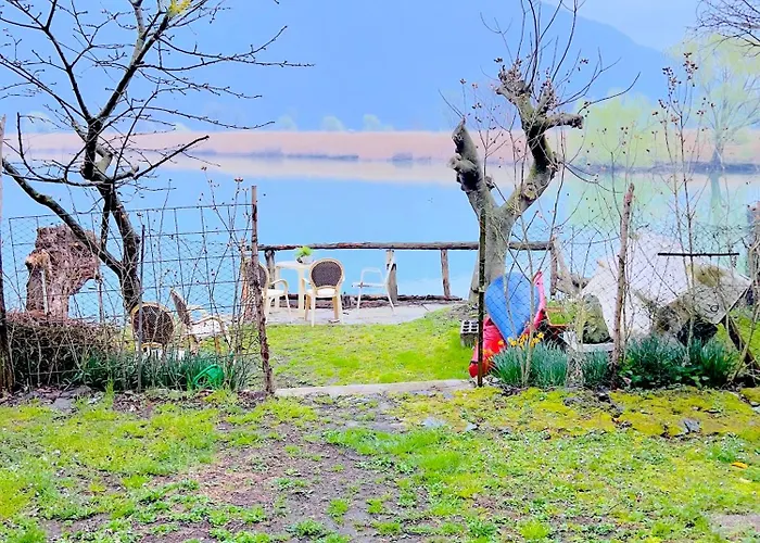 Дом отдыха Lakefront With Private Garden And Parking *