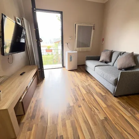 Lakefront With Private Garden And Parking Dascio