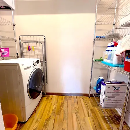 Lakefront With Private Garden And Parking Vakantiehuis