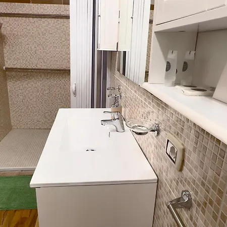 Lakefront With Private Garden And Parking Vakantiehuis