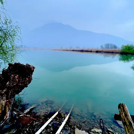 Lakefront With Private Garden And Parking Vakantiehuis *