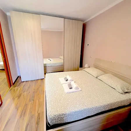 Дом отдыха Lakefront With Private Garden And Parking Dascio
