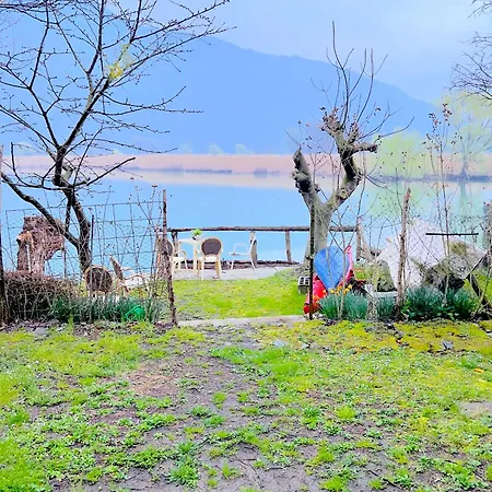Дом отдыха Lakefront With Private Garden And Parking *